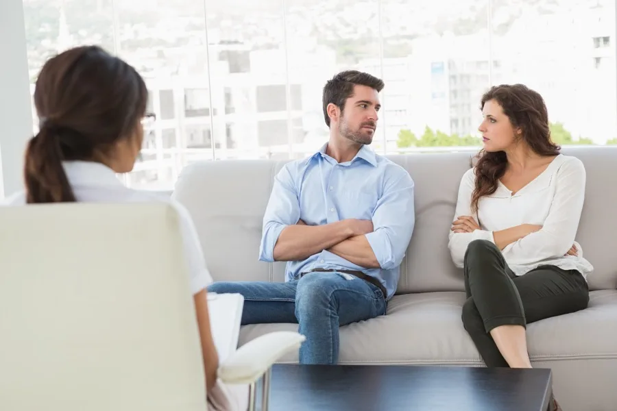 Pareja en sesión de terapia psicológica